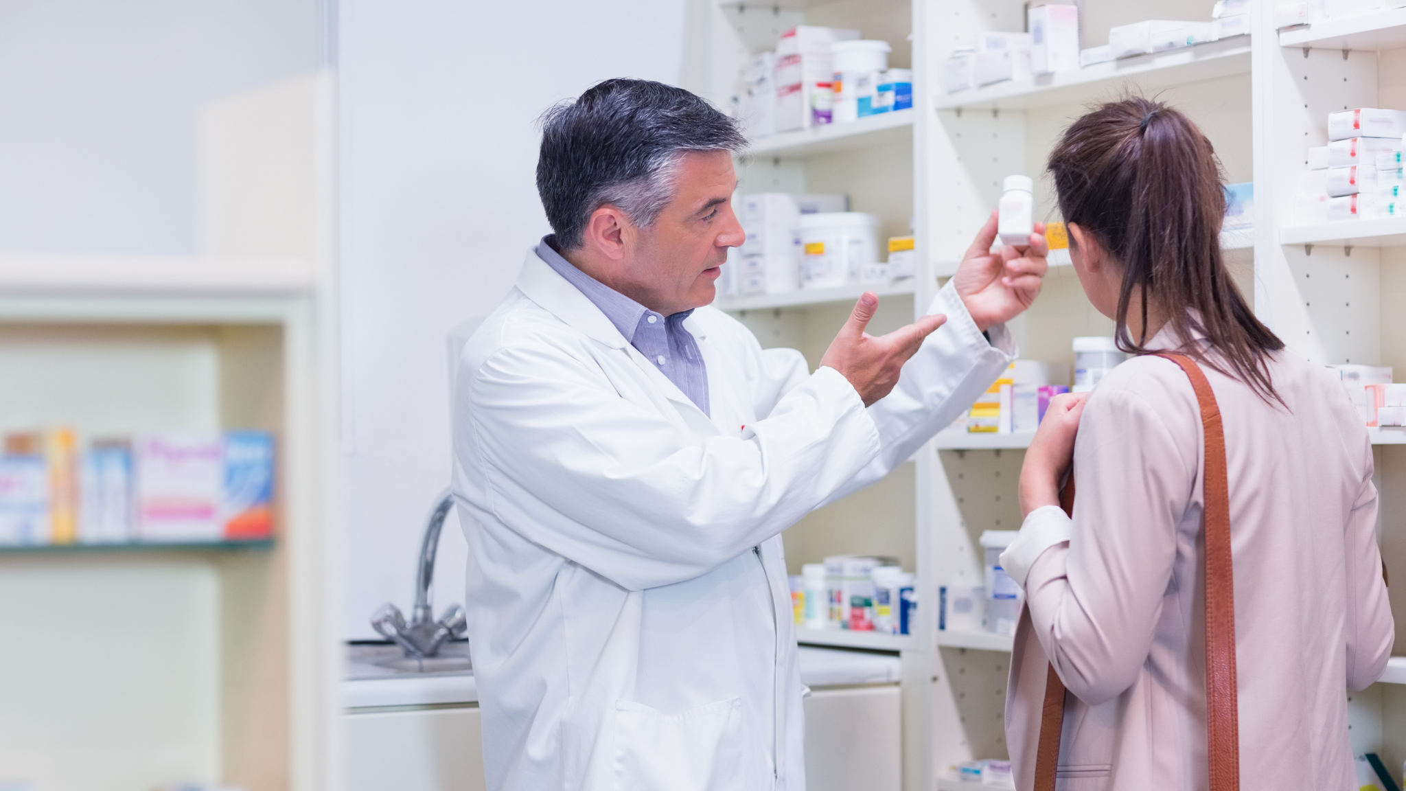 farmacéutico rural con pacientes